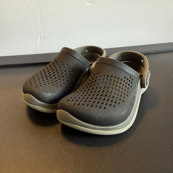 Crocs LiteRide Clogs Kids Size C8 Gray Black Slip On Sandals Lightweight Shoes - Picture 2 of 10